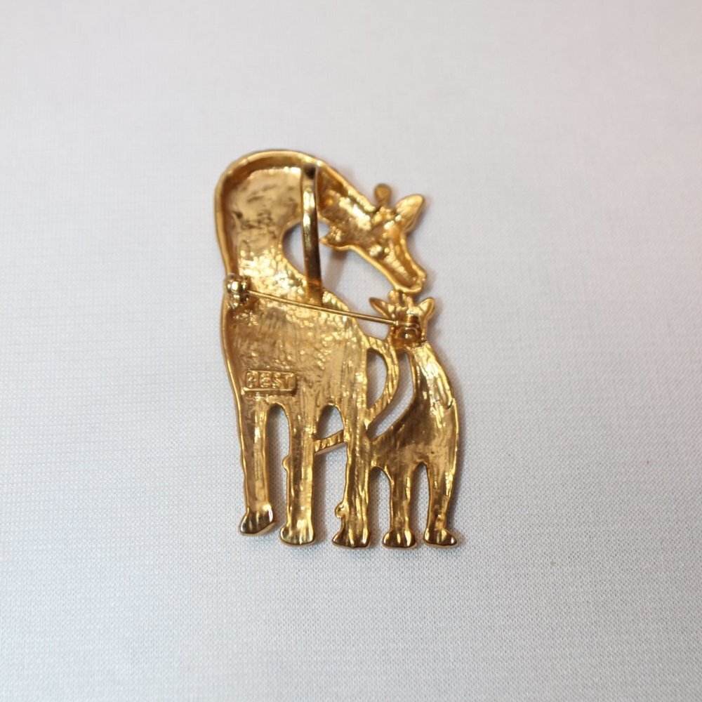 BEST Mother Giraffe & Baby Brooch/Pendent In Polished Gold Tone & Enamel - Picture 3 of 10